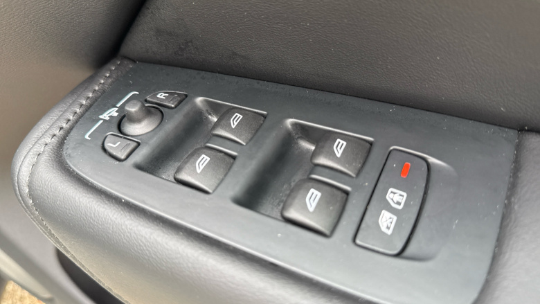 Volvo XC60 2.0 B5P Plus Dark 5dr AWD Geartronic Petrol Estate